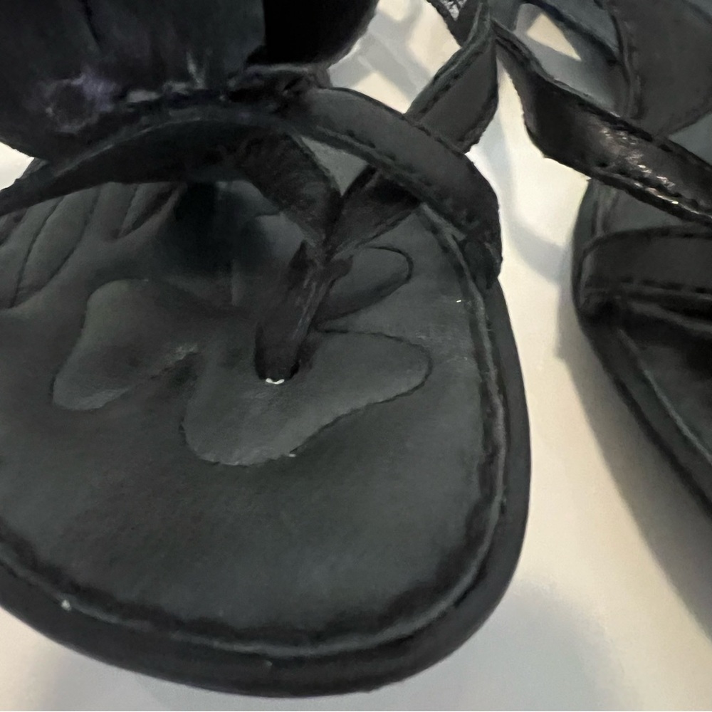 BORN•Flat Leather Sandals•BLACK with Leather Flower Detail•SIZE 6 - Picture 10 of 16